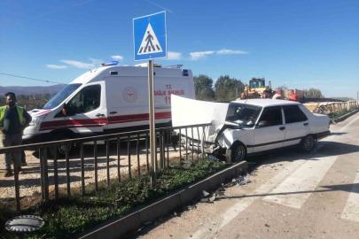 Tokat’ta kaza yapan otomobil bariyere girdi
