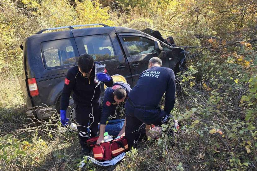 Tokat’ta uçuruma yuvarlanan araçtan 2 kişi sağ kurtuldu