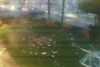 Tonlarca ağırlıktaki çatının fırtınada uçtuğu anlar kamerada