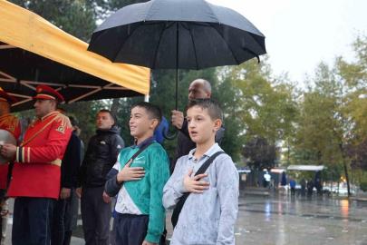 Törende şemsiye çocukları yağmurdan korudu