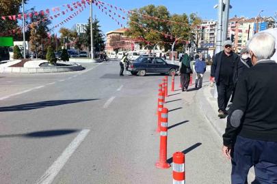 Trafikte yolun ortasında kalan otomobili kadın polis tek başına ittirerek çalıştırdı
