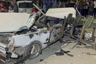 Traktör pulluğu çarptığı otomobili adeta parçaladı: 1 ağır yaralı