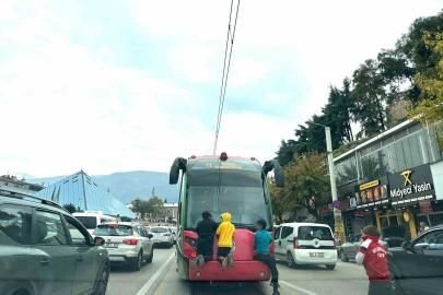 Tramvayın arkasına tutunup ölümle burun buruna geldiler