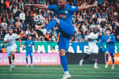 Trendyol Süper Lig: Çaykur Rizespor: 1 - Trabzonspor: 2 (İlk yarı)