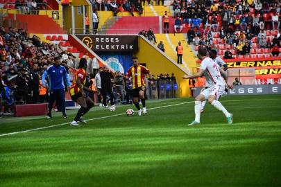 Trendyol Süper Lig: Kayserispor:  0 - Samsunspor: 1 (İlk yarı)
