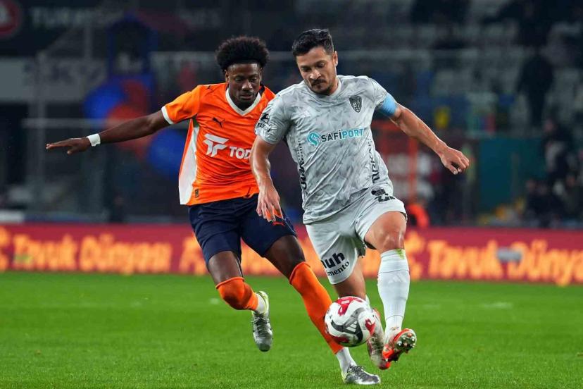 Trendyol Süper Lig: RAMS Başakşehir: 0 - Kocaelispor: 0 (İlk yarı)