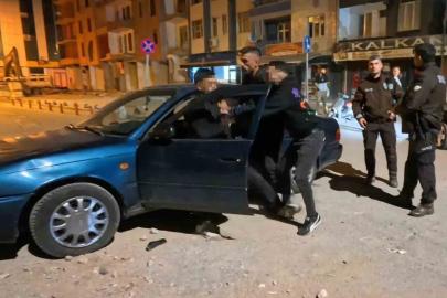 Tükürük yüzünden kavga çıktı, alkollü şahsı yakınları bile sakinleştiremedi