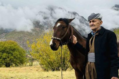 Türkiye-Irak sınırında kartpostallık manzara: Kar ve sonbahar güzelliği bir arada