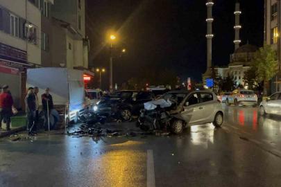 Üç araca vurup yoluna devam etti, karşı şeritte otomobille kafa kafaya çarpıştı: 1 yaralı