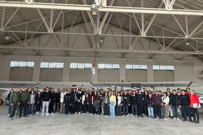 Üniversite öğrencileri İnönü Havacılık Eğitim Merkezi’ni ziyaret etti, eğitim uçaklarını yakından gördü