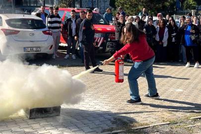 Üniversite öğrencileri yangına karşı tatbikatla bilinçlendirildi