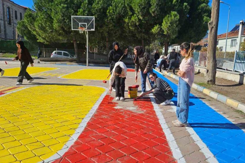 Üniversiteli gençlerden İlkokula çocuklar için oyun alanı