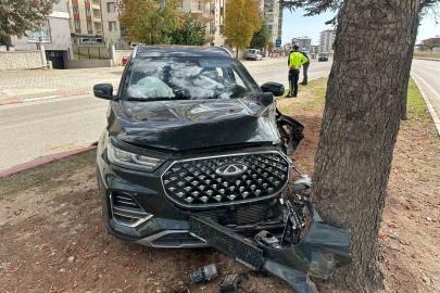 Uşak’ta araç ağaca çarptı: 2 yaralı