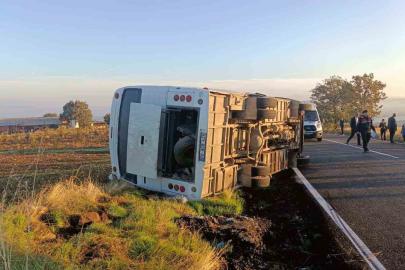 Uşak’ta tarım işçilerini taşıyan midibüs yan yattı: 23 yaralı