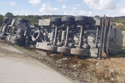Uşak’ta tır yan yattı: 1 yaralı