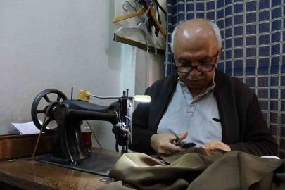 Ustasının emaneti 75 yıllık makineyle 50 yıldır terzilik yapıyor
