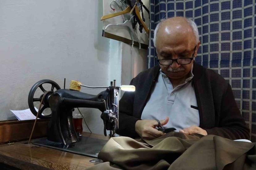 Ustasının emaneti 75 yıllık makineyle 50 yıldır terzilik yapıyor