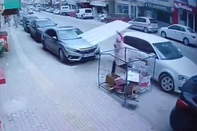 Üzerine uçan çatıya böyle feyk attı