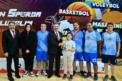 Vali Aksoy, 3. Kamu Spor Oyunları’nda dereceye girenleri ödüllendirdi