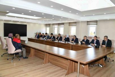 Vali Çiçek, halk gününde talepleri dinledi