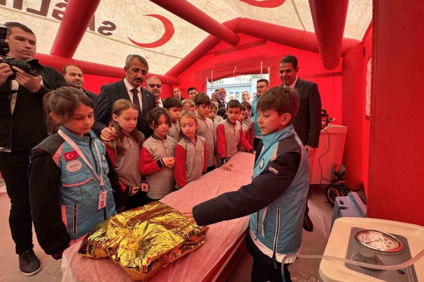 Vali öğrencilerle geleneksel oyunlar oynadı