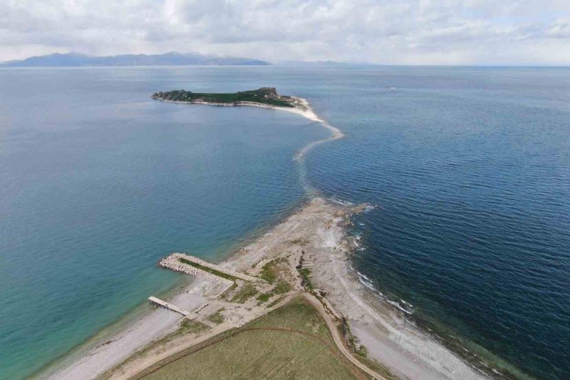 Van Gölü’nde su seviyesi düştü, Çarpanak Adası’na giden antik yol ortaya çıktı