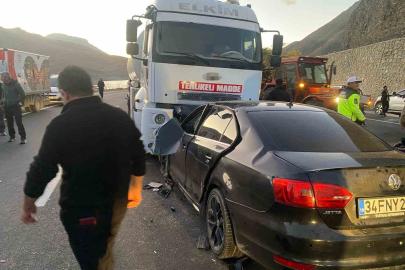 Van-Hakkari karayolunda otomobil tankerle çarpıştı: 3 ölü, 4 yaralı