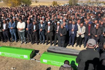 Van-Hakkari karayolundaki kazada hayatını kaybeden aynı aileden 3 kişi toprağa verildi