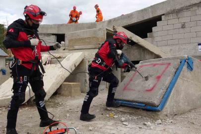 Van’da 7.2’lik depremin yıl dönümünde gerçeği aratmayan tatbikat