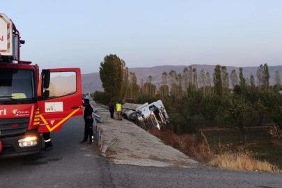Van’da tır şarampole yuvarlandı: 1 yaralı