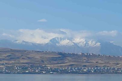 Van’ı çevreleyen dağların zirvesi beyaza büründü