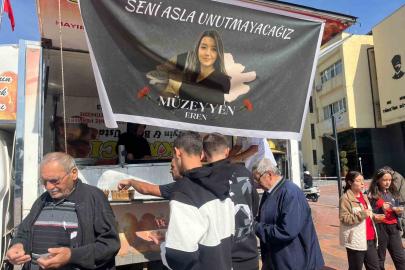 Vefat eden çalışma arkadaşları için lokma dağıttılar