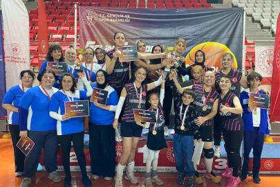 Voleybolda kadınlarda Erzincan Valiliği erkeklerde Milli Eğitim Müdürlüğü şampiyon oldu
