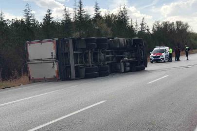 Yağ yüklü kamyon devrildi: 1 yaralı