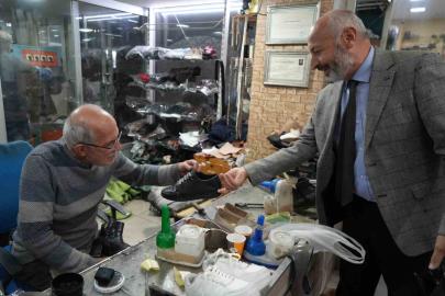 Yağışlar başladı, ayakkabı tamircilerinin yüzü güldü