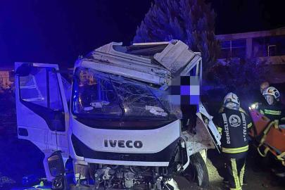 Yağışta yoldan çıkan kamyonet sürücüsü yaralandı