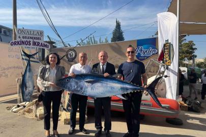Yakaladığı 800 kiloluk dev orkinosu sevdiklerine ihram etti