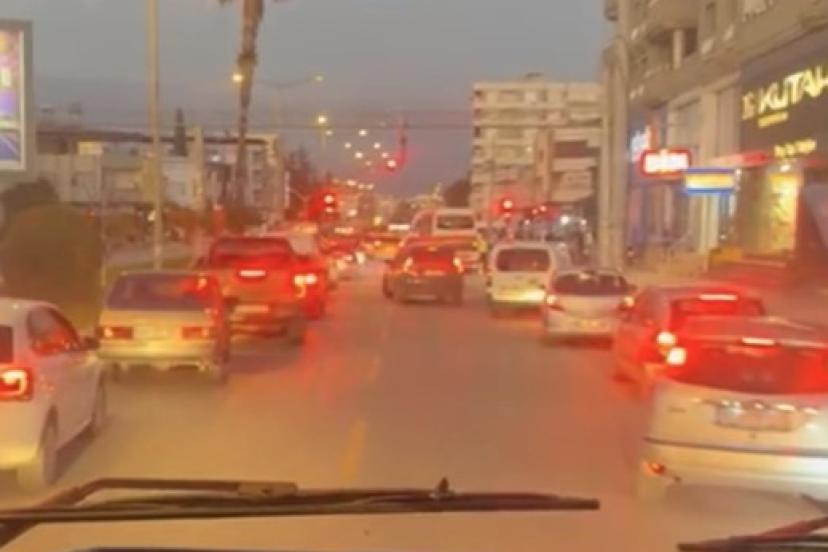 Yangına giden itfaiyeye fermuar sistemiyle yol verdiler