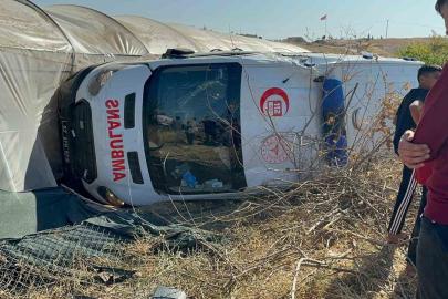Yaralıları taşıyan ambulans ile otomobil çarpıştı: 8 yaralı