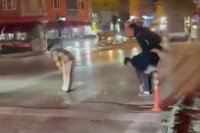 Yaya geçidinden karşıya birdirbir oynayarak geçtiler