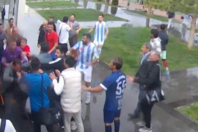 Yenildikleri takımın futbolcuları tarafından darbedildiler