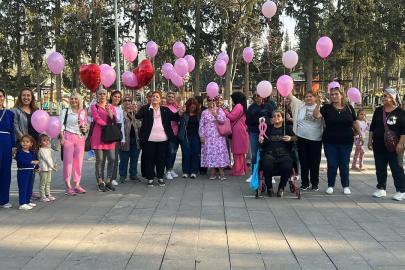 Yıllar süren mücadeleyle meme kanserini yenen kadın ve destekçileri gökyüzüne pembe balon bıraktı