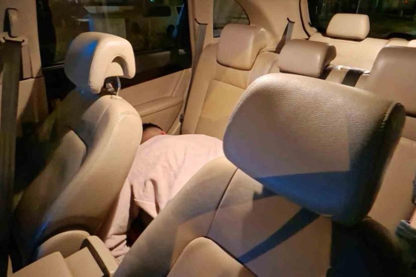 Yol ortasında çalışır vaziyette kapısı açık araçta sızan şahıs ekipleri alarma geçirdi