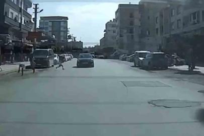 Yola fırlayan çocuğa çarpmamak isterken karşı yönden gelen otomobille kafa kafaya çarpıştı