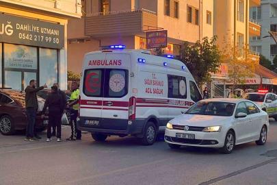 Yola kontrolsüz çıkan otomobil ile motosiklet çarpıştı: 1 yaralı