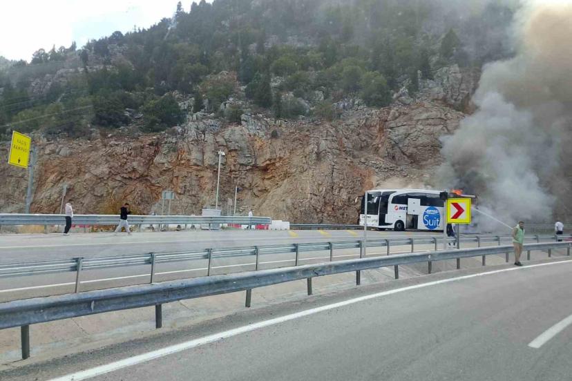 Yolcu otobüsü alev aldı