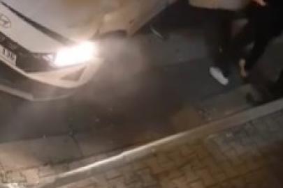 Yolcu otobüsüyle çarpışan otomobilin sürücüsüne ilk müdahale vatandaşlardan