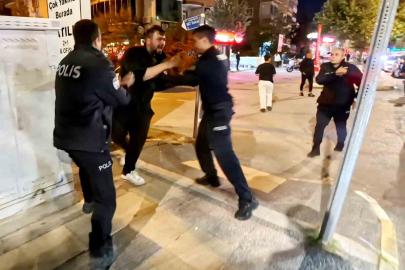 Yoldan geçen araçlara zarar verdi, polise direndi, "Öldürün beni" diye bağırdı