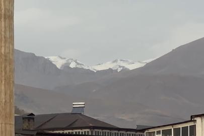 Yüksekova Mor Dağı’nın zirvesi beyaza büründü