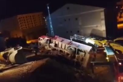 Yüksekova’da odun yüklü kamyonet devrildi